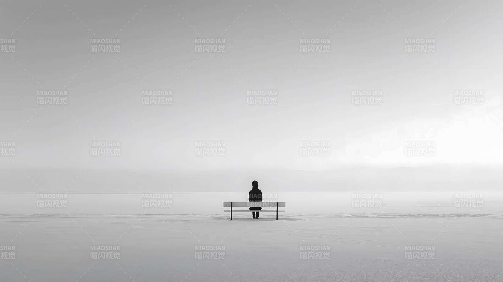 孤寂之人静坐凝望远方图片
