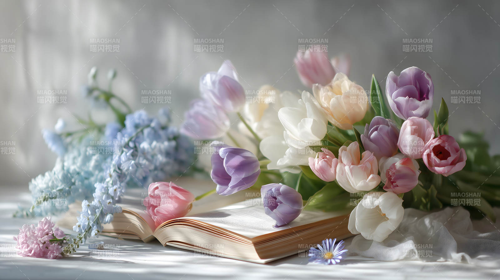 鲜花与书本的静谧时光图片