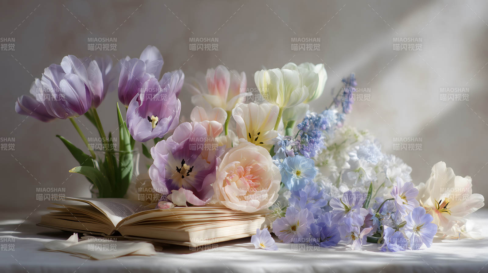鲜花与书本的静物图片