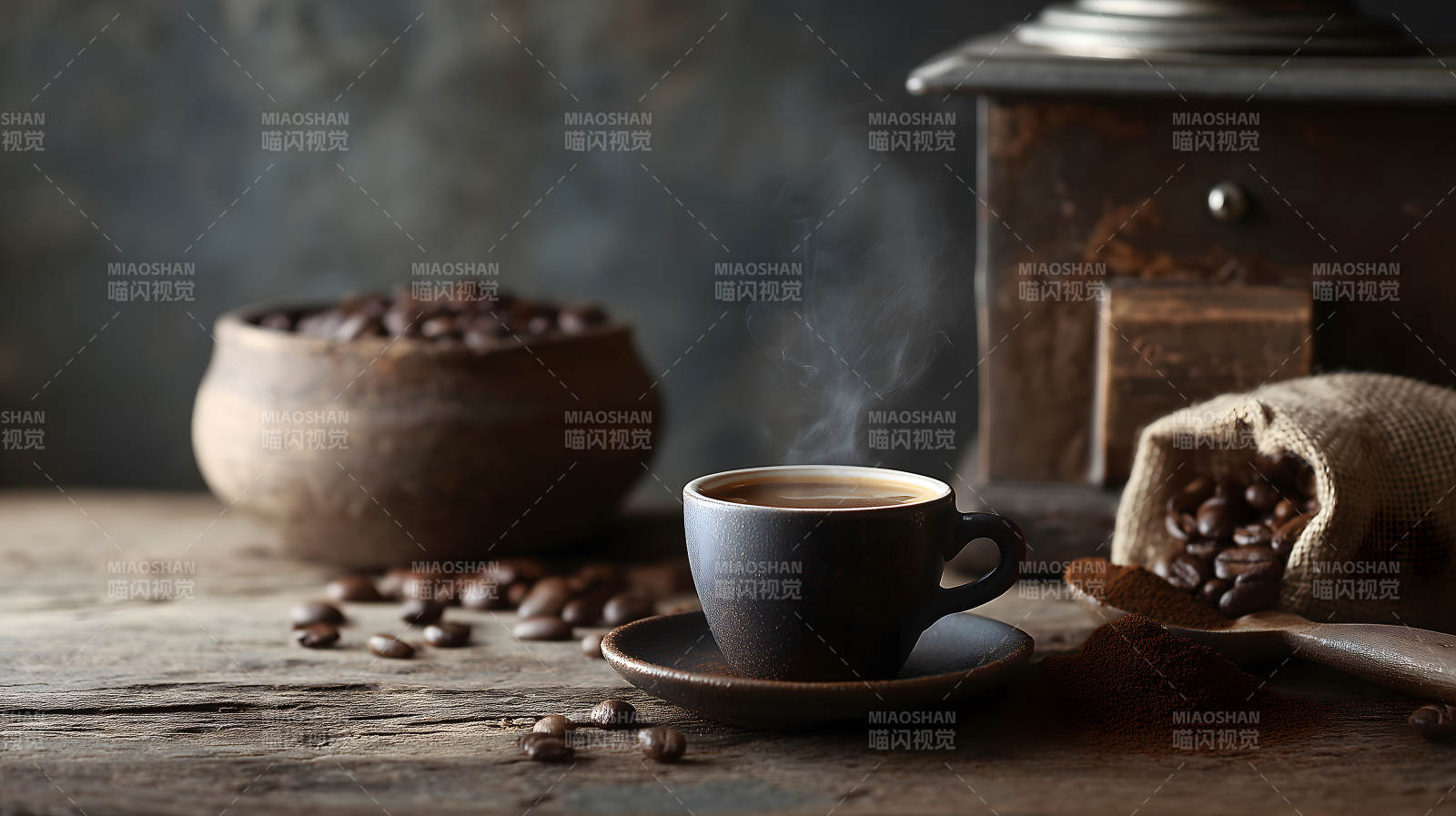 热咖啡和咖啡豆图片