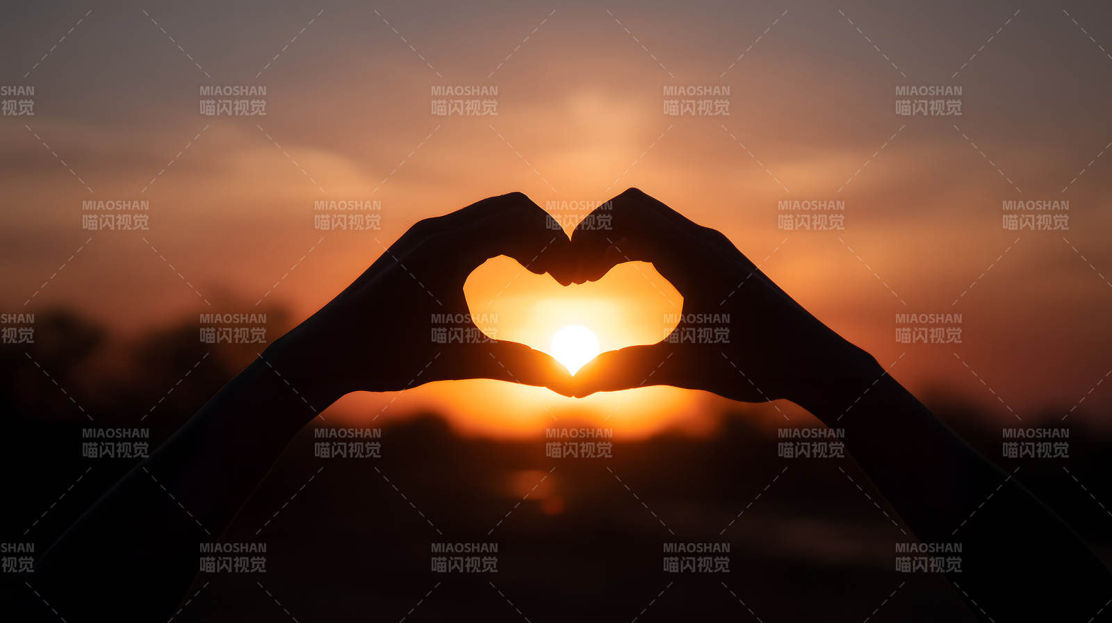 夕阳下的手势爱心图片