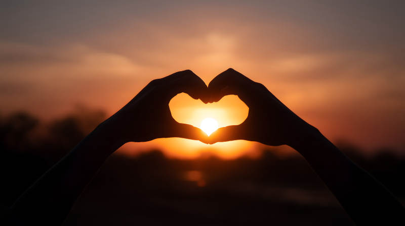 夕阳下的手势爱心图片