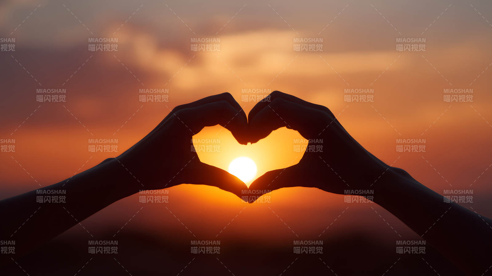 手比心夕阳下的爱图片