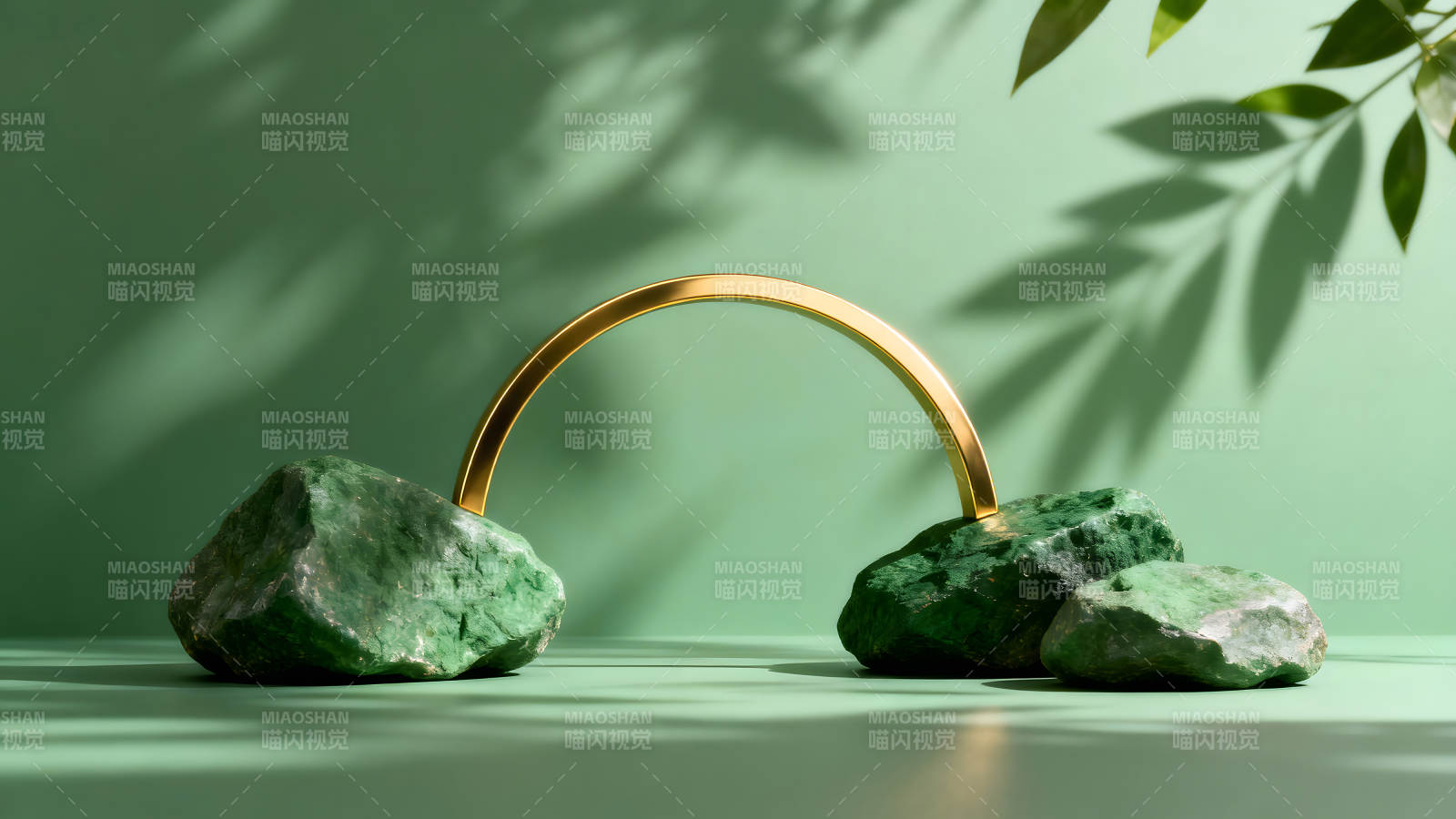 绿色背景下的岩石与金色拱门图片