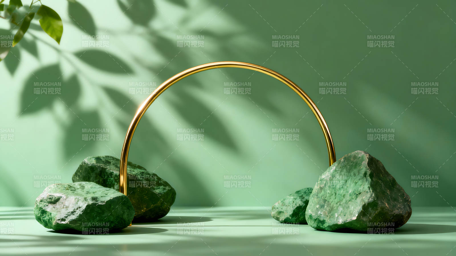 绿色背景下的石头和金属弧形装饰图片