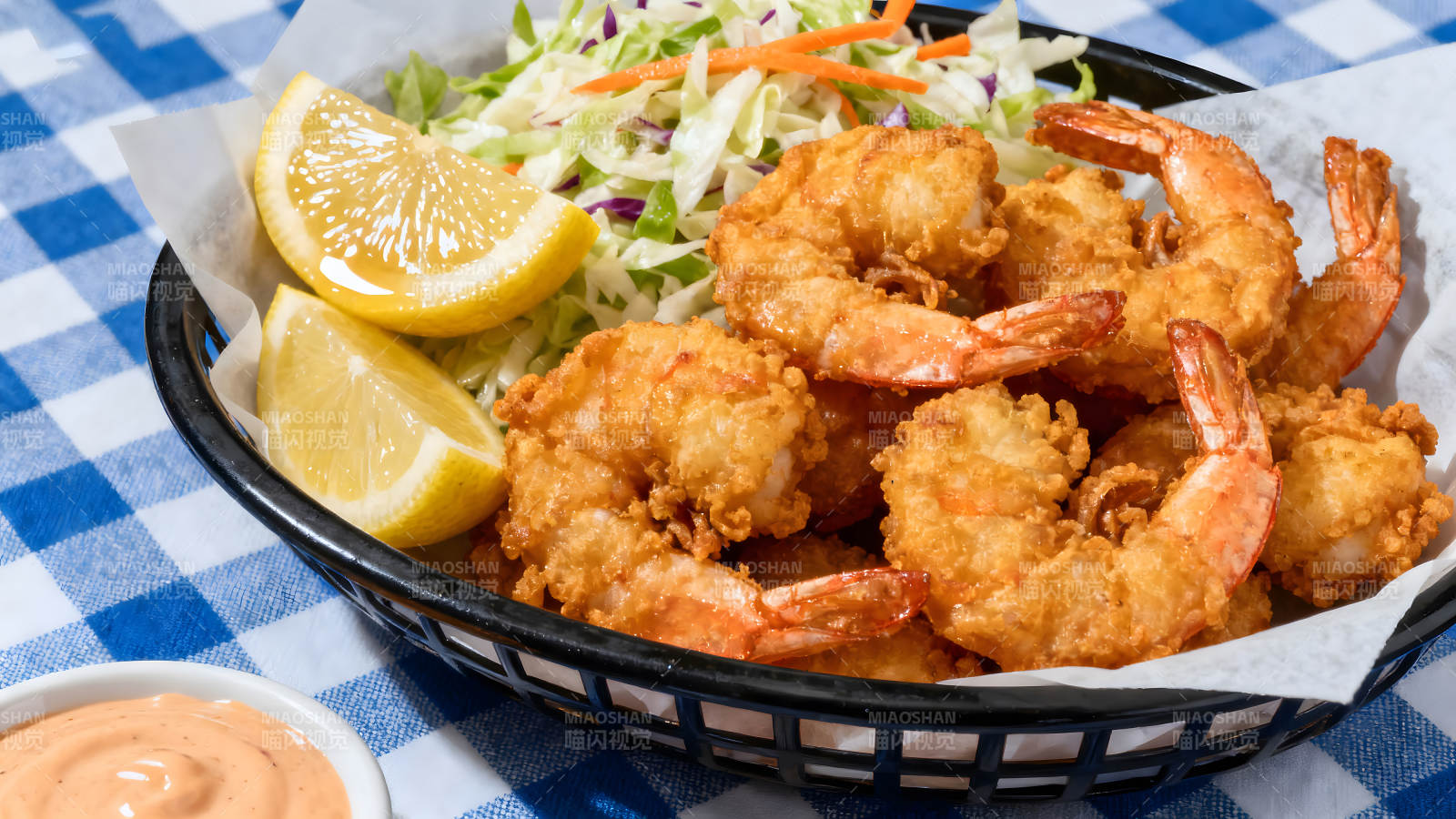 炸虾配柠檬和沙拉图片