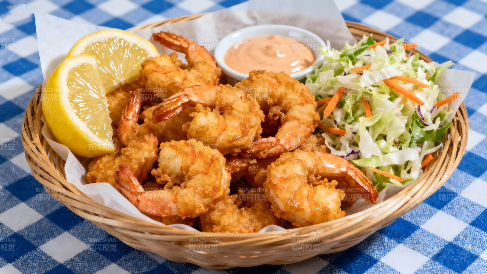 炸虾配柠檬蘸酱和凉拌菜图片