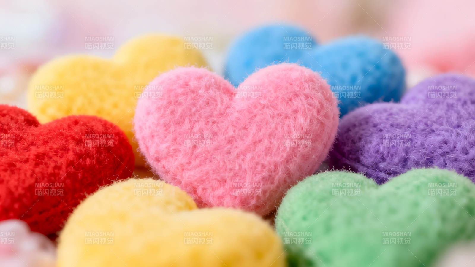 彩色毛绒爱心堆叠特写图片