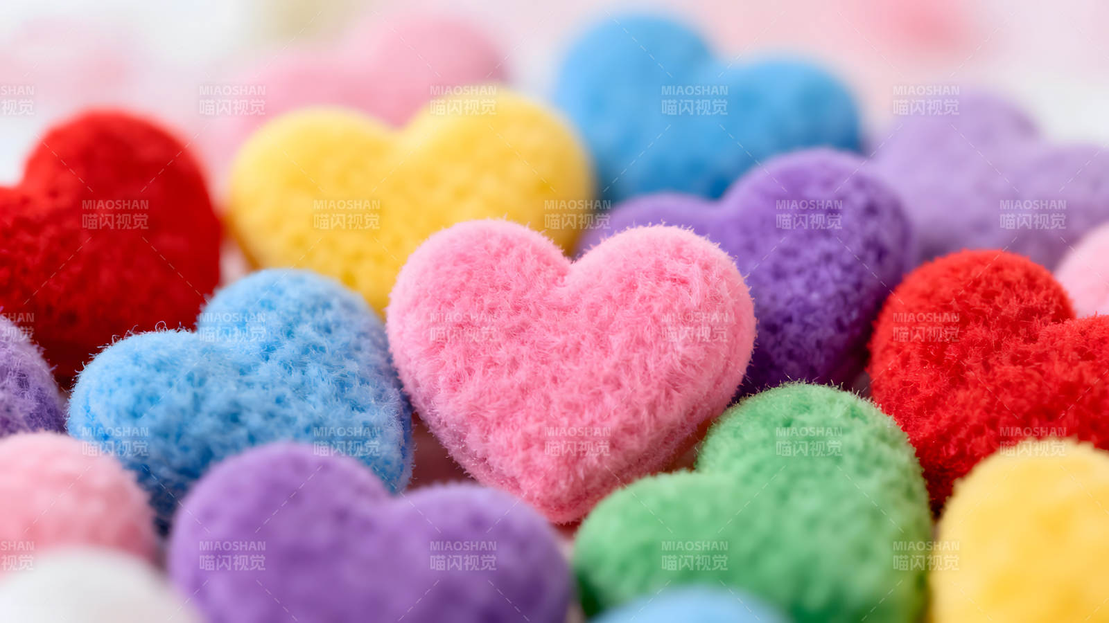 彩色毛绒心形特写图片