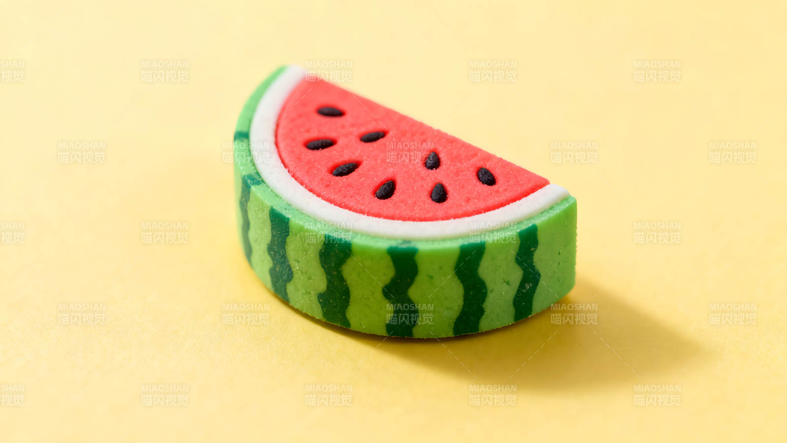 西瓜橡皮特写黄色背景图片