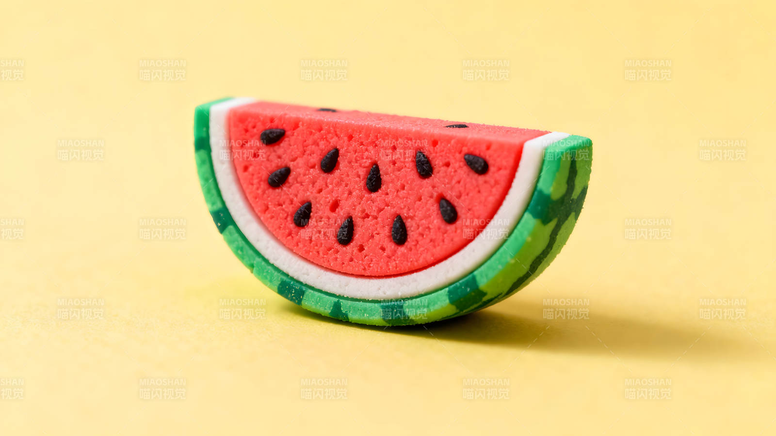西瓜模型摆件特写拍摄图片