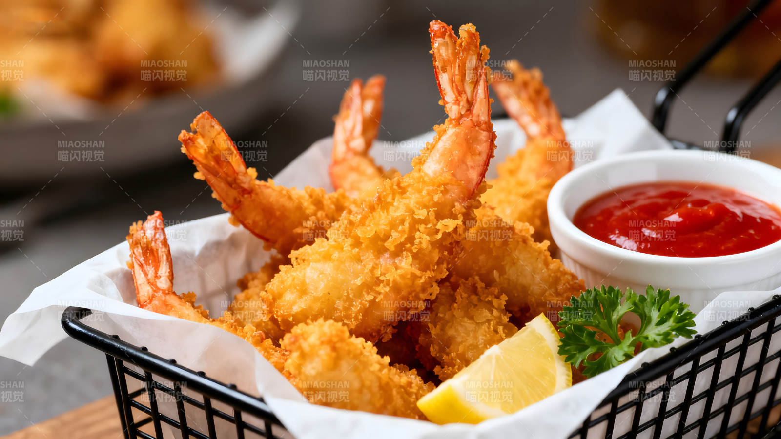 炸虾配番茄酱和柠檬图片