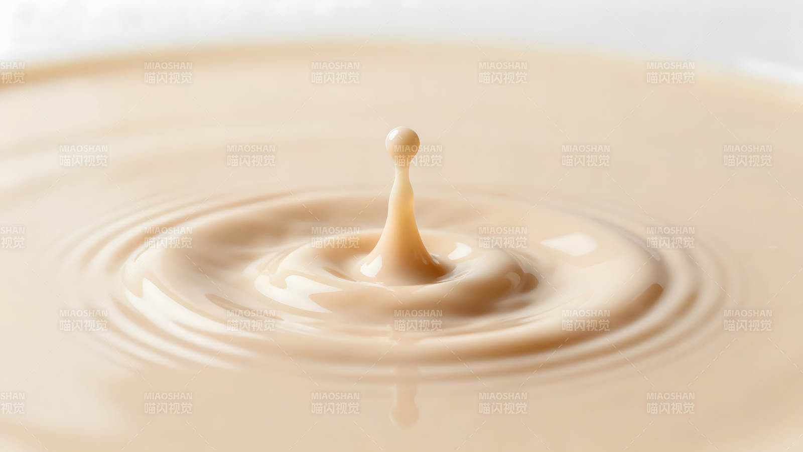 液体飞溅瞬间凝固的光影图片