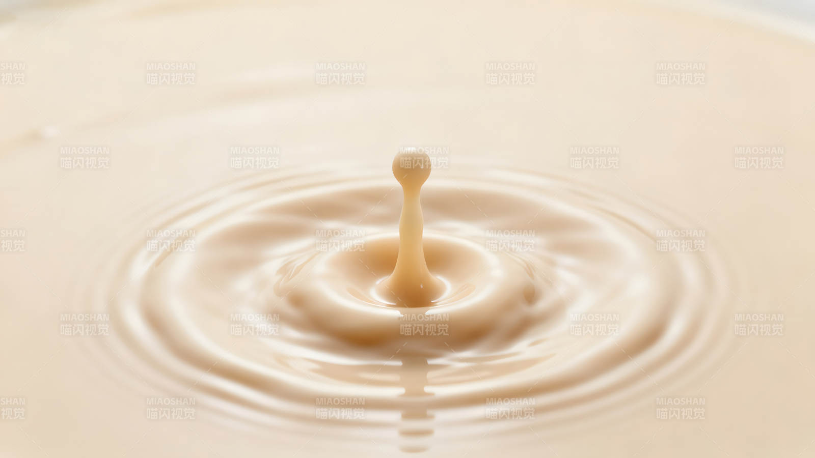 牛奶滴落瞬间形成水波涟漪图片