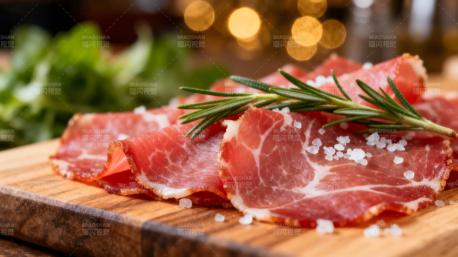 美味的熟食切片配迷迭香和海盐图片