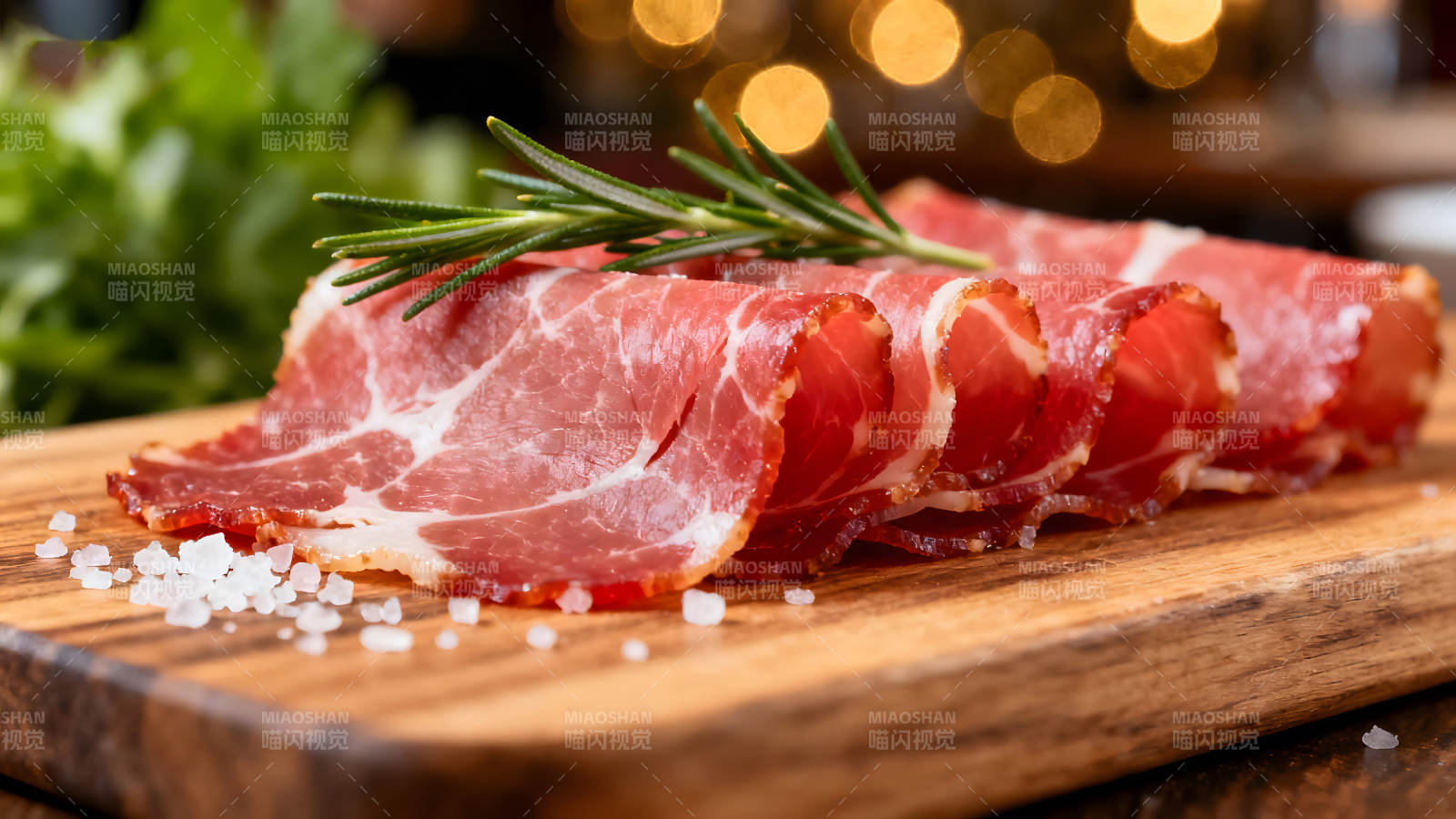 美味的熟食切片配上迷迭香和海盐图片