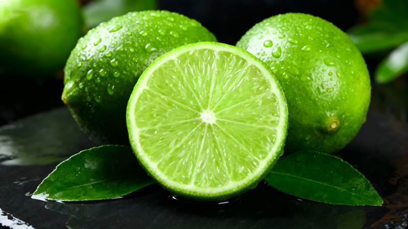 新鲜的青柠切片与水珠图片