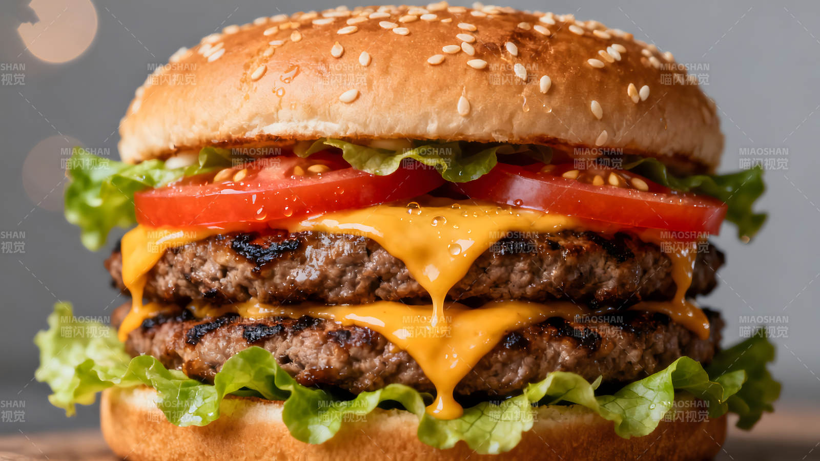 美味双层芝士汉堡特写图片