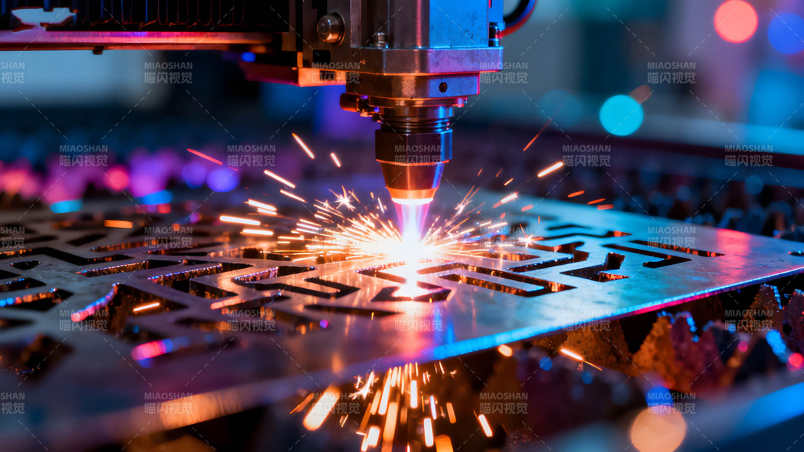 激光切割金属板特写图片