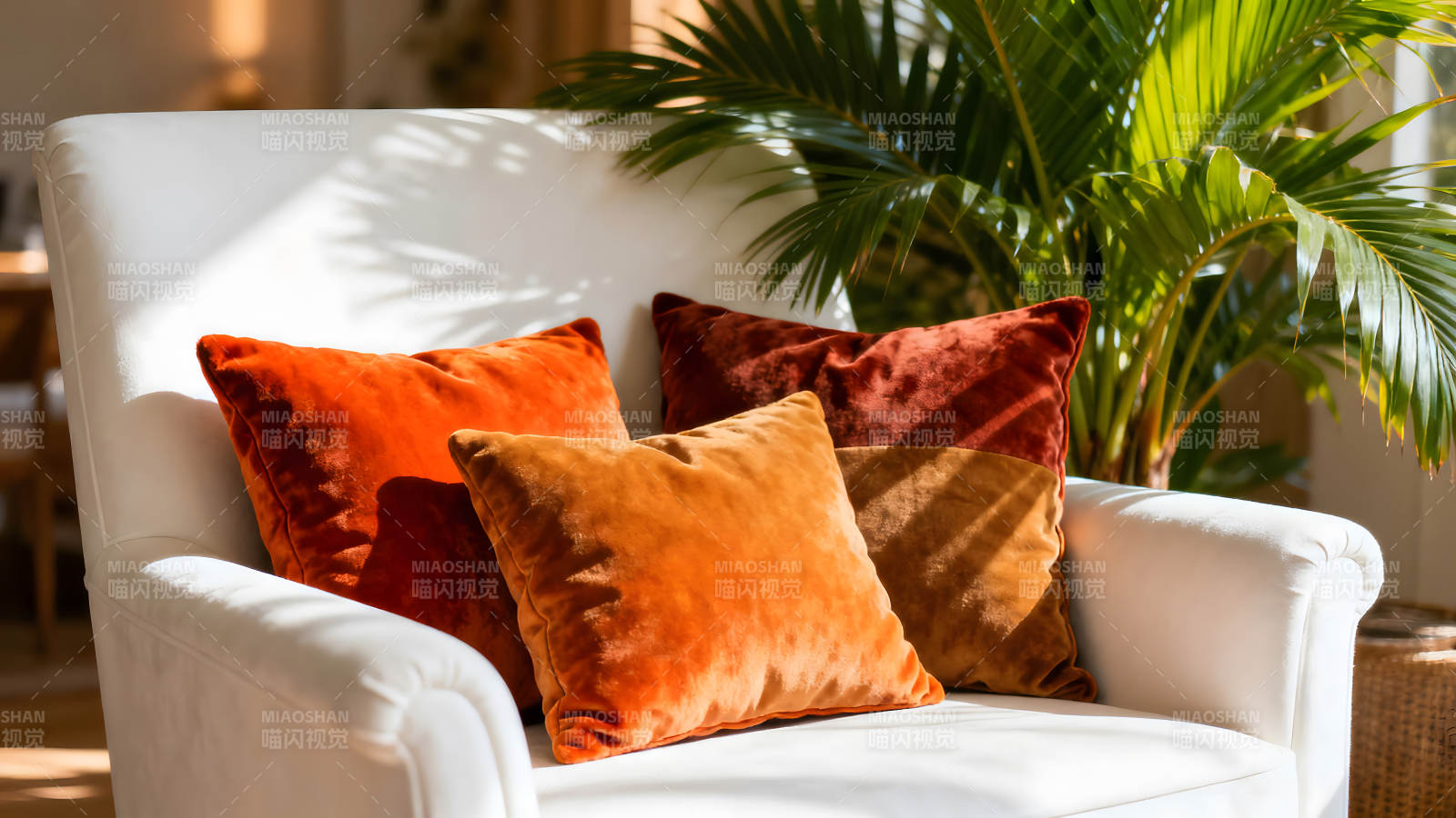 橘色靠枕与植物图片