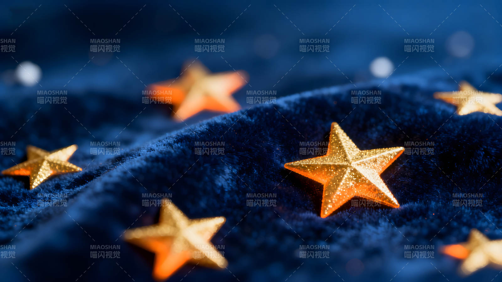金色星星点缀蓝色绒布图片
