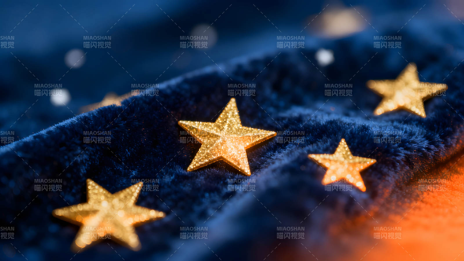 金色星星点缀蓝色绒布图片