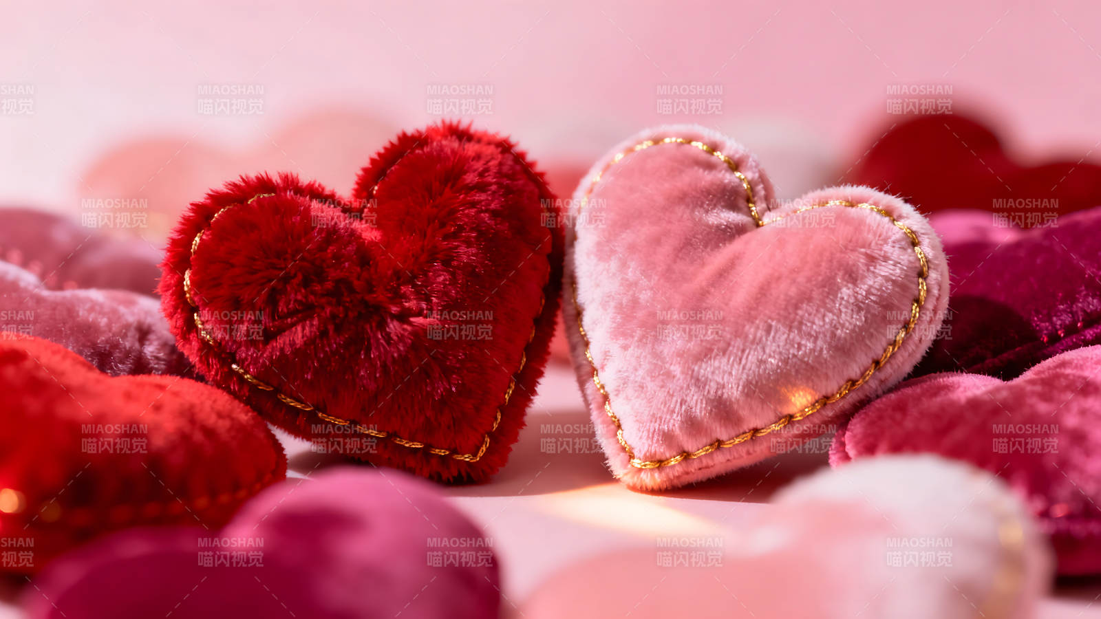 毛绒爱心温馨浪漫粉色背景图片