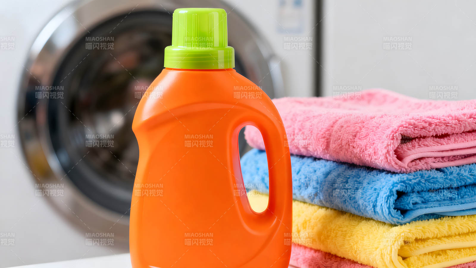 洗衣液和毛巾叠在一起的场景图片