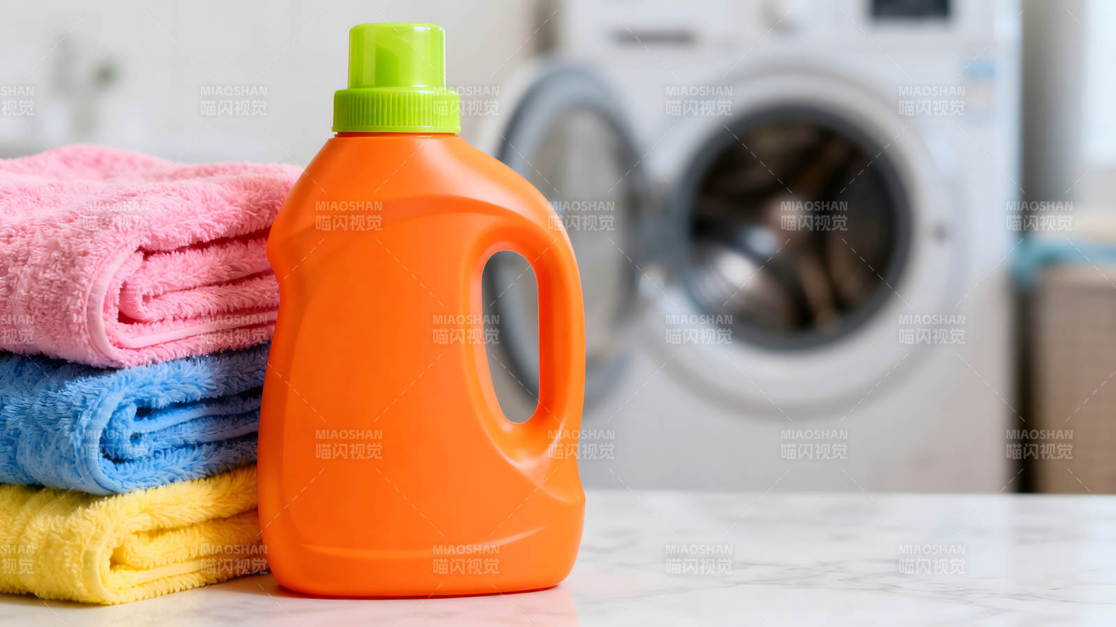 洗衣液毛巾和洗衣机的生活场景图片