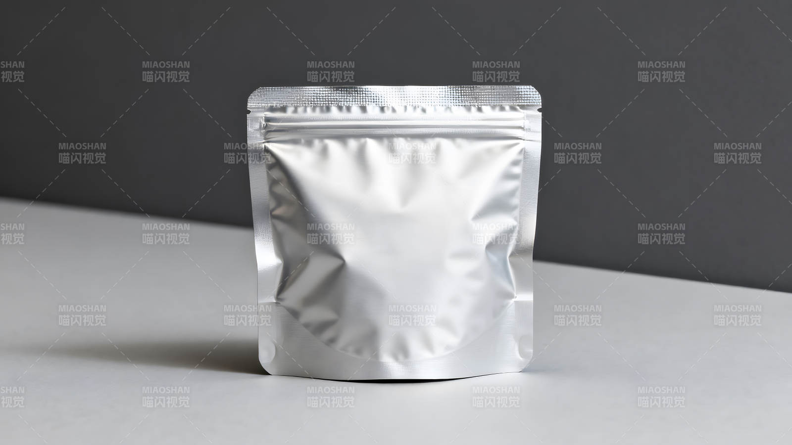 银色包装袋特写干净整洁图片