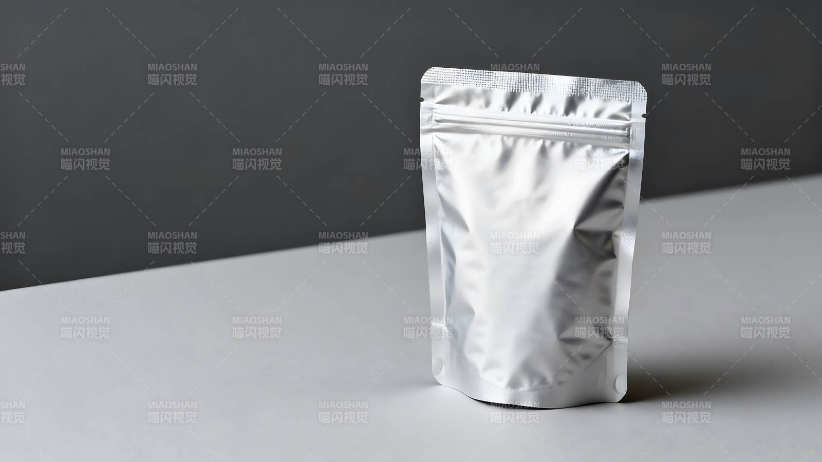 银色包装袋在灰白背景上图片