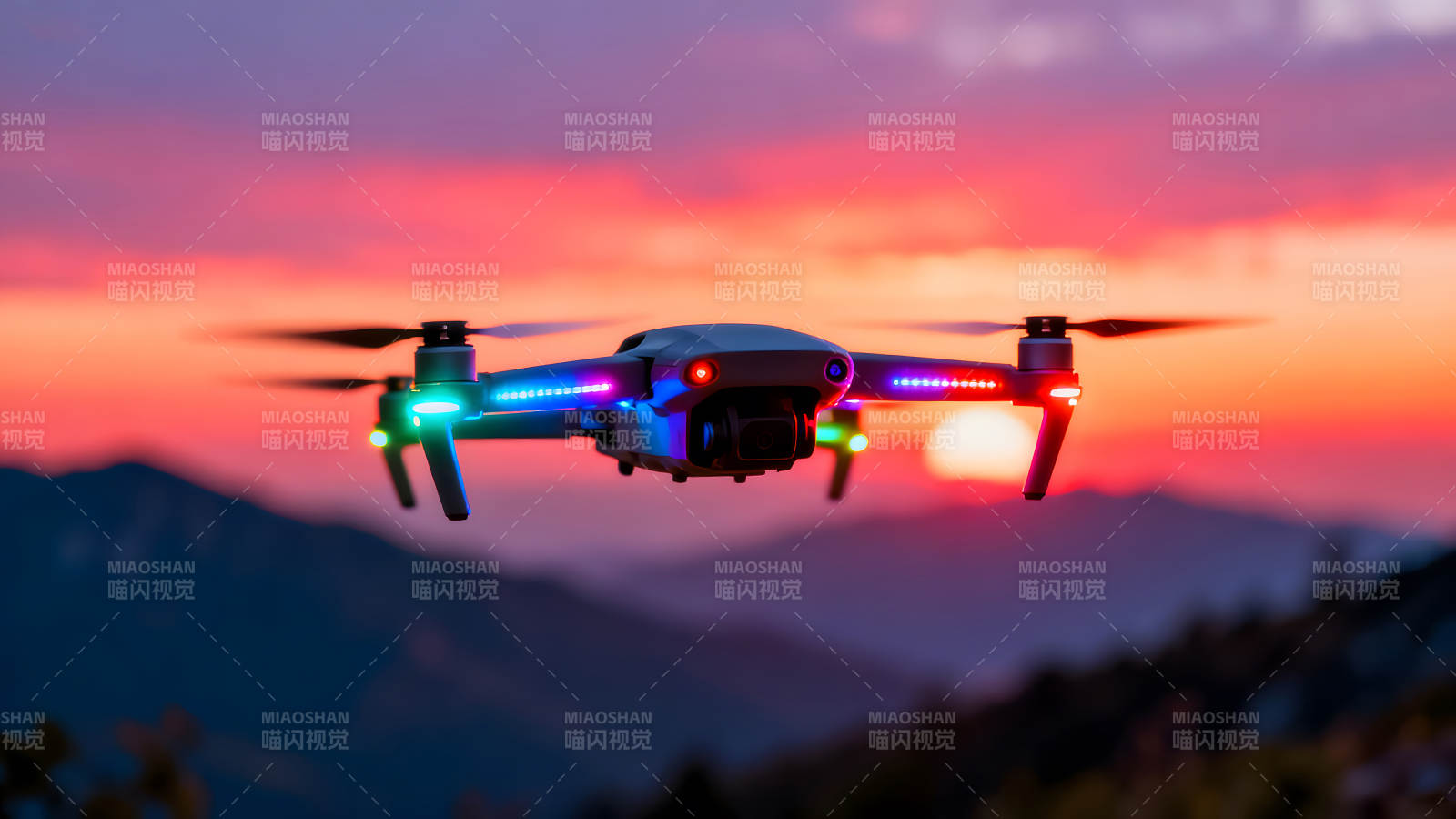 夕阳下发光的无人机飞行图片