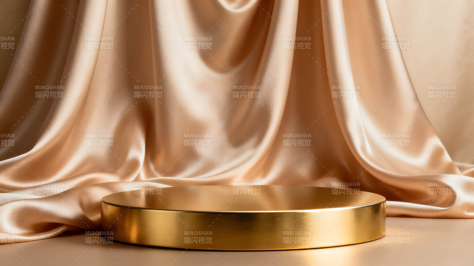 金色展示台和绸缎背景图片
