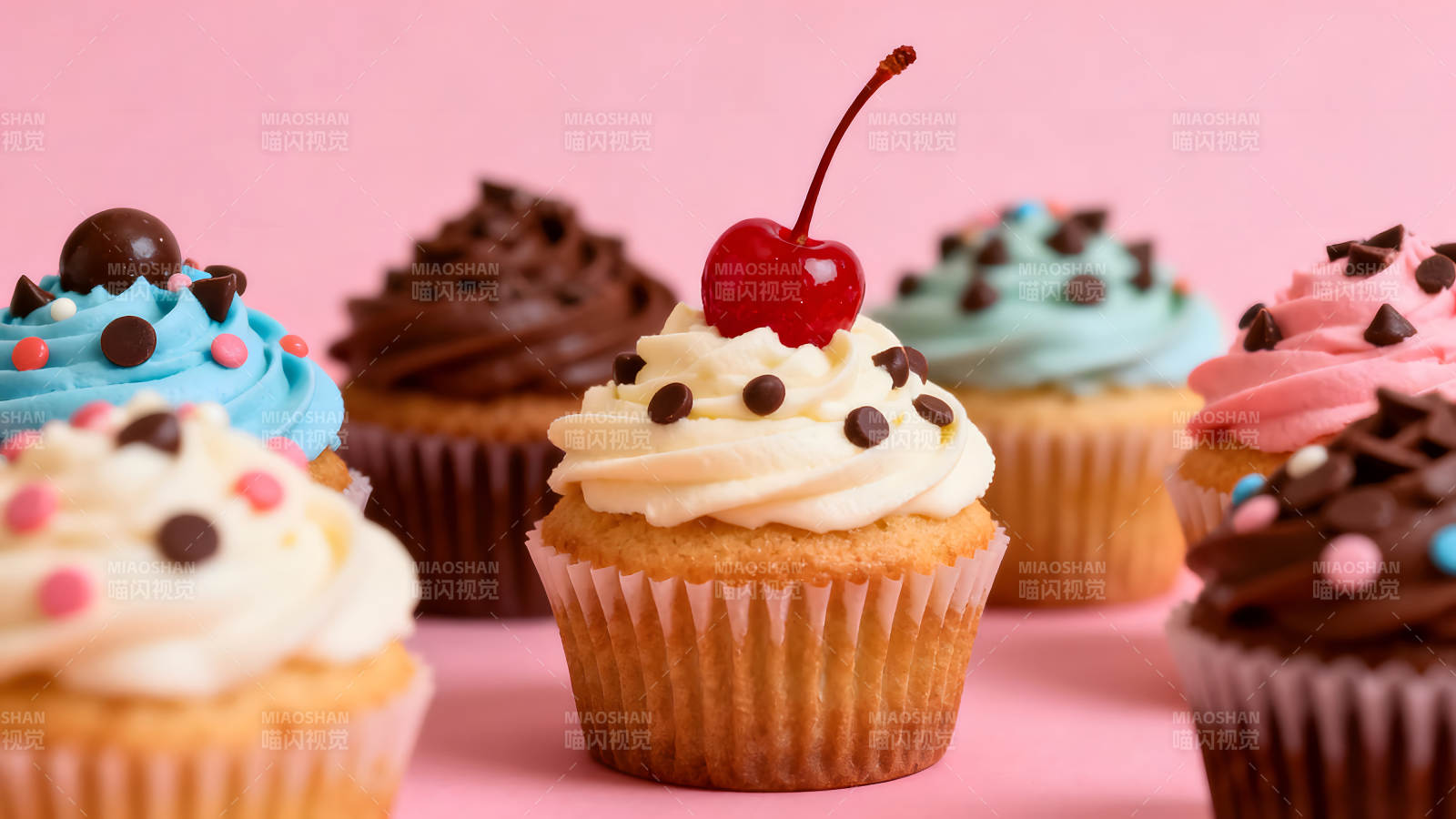 各种口味纸杯蛋糕特写图片