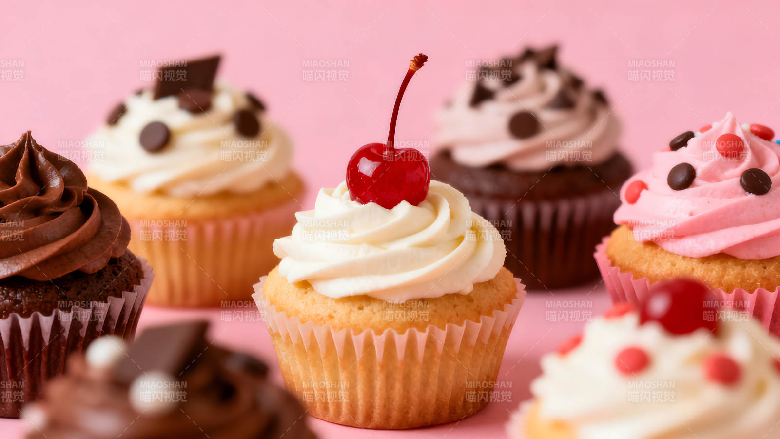 美味的纸杯蛋糕特写与背景图片