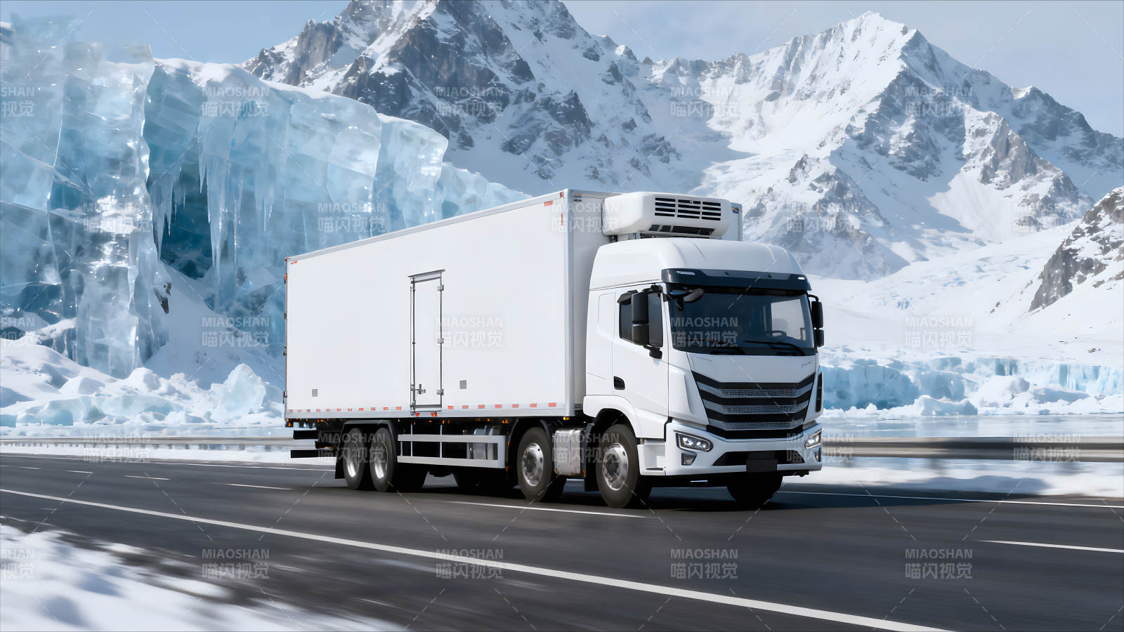 雪山下的冷藏货车运输图片