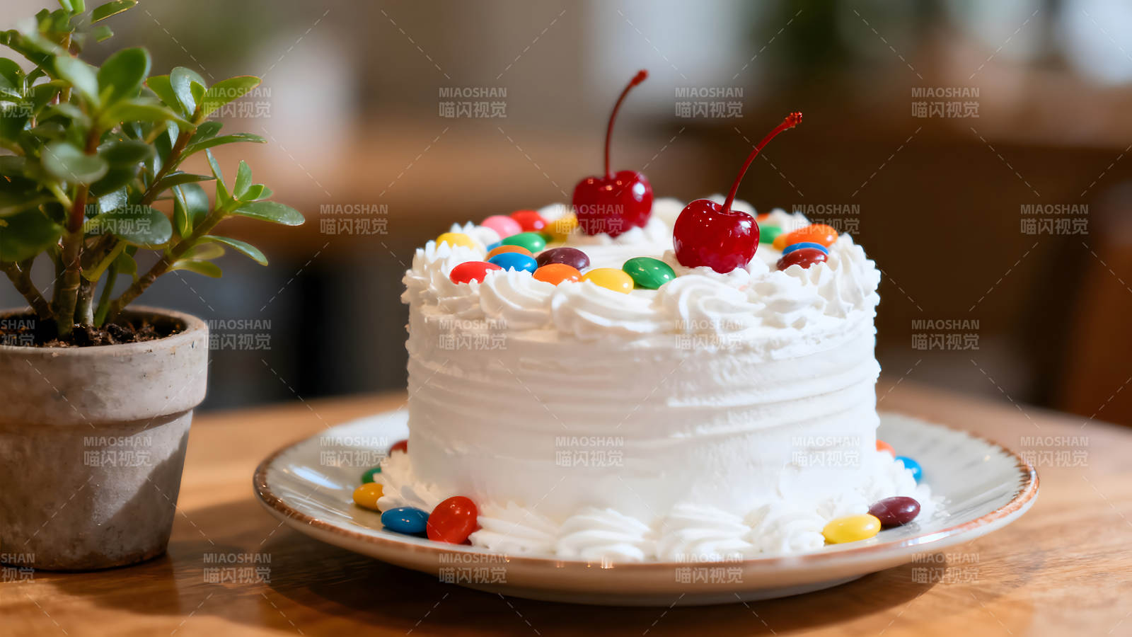 摆放着装饰的奶油蛋糕图片