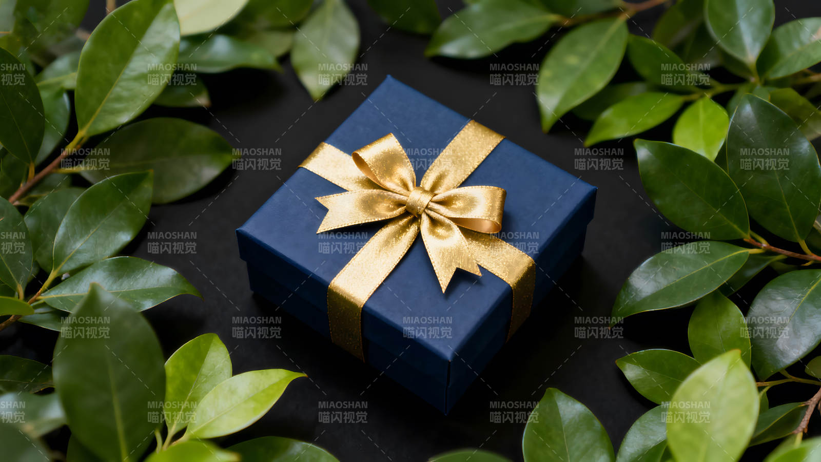 蓝色礼盒金丝带绿色叶子图片
