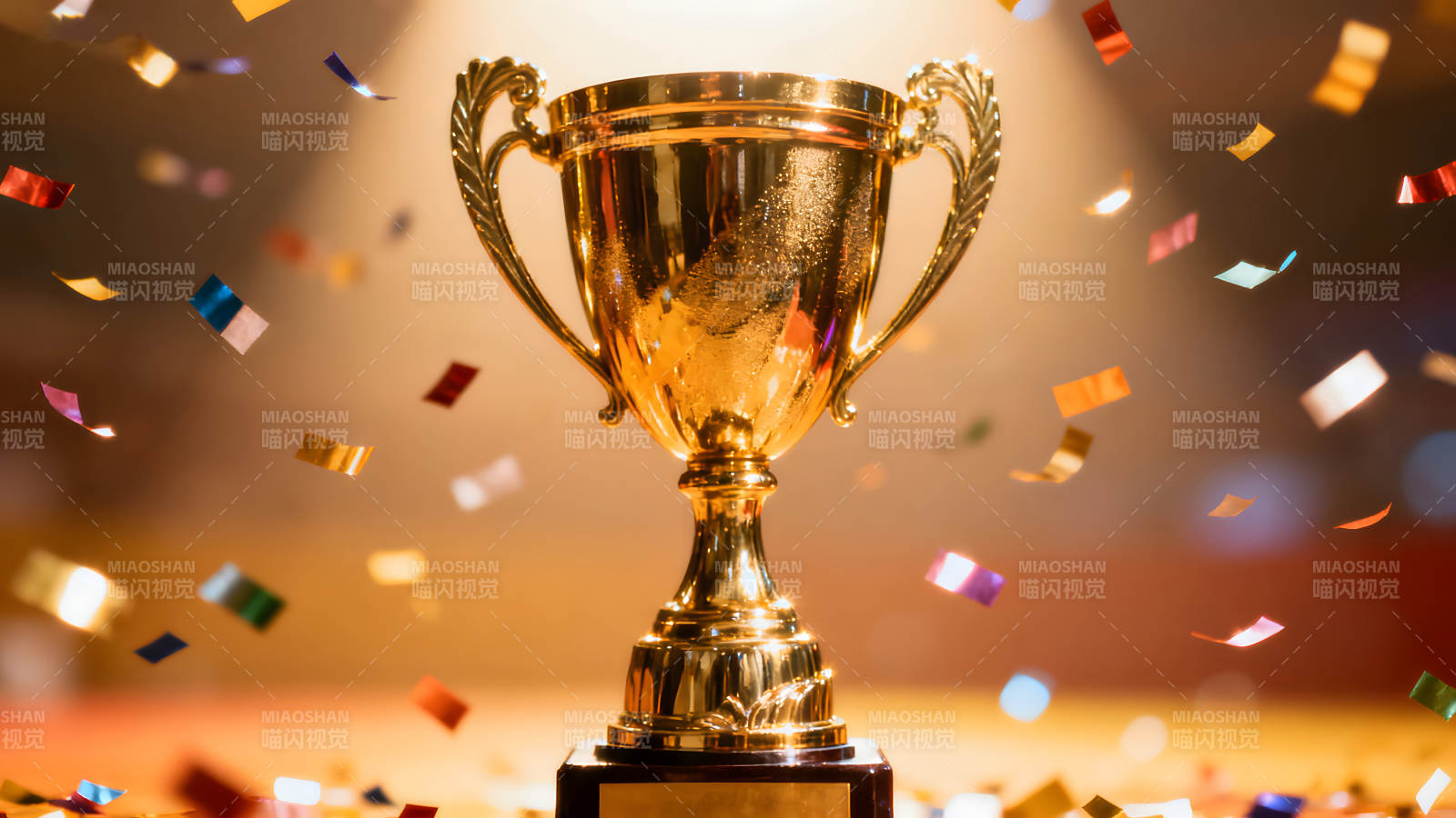 金色的奖杯和飘落的彩纸庆祝胜利图片