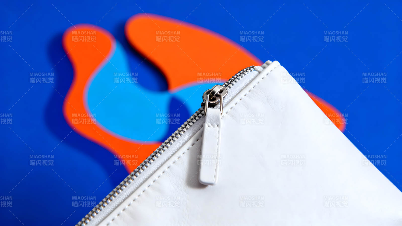 白色手包与抽象背景构成时尚感图片