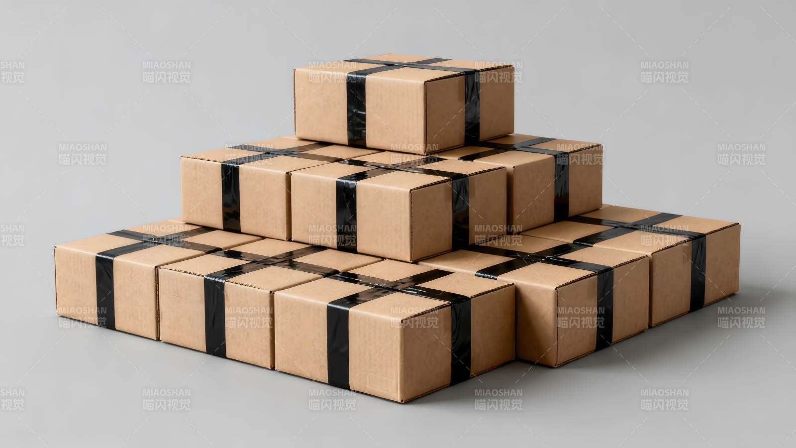 堆叠的棕色纸箱黑色胶带固定图片