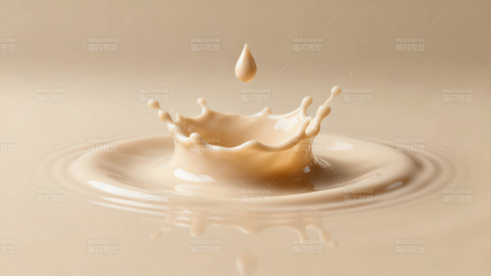 奶滴溅起瞬间凝固形成皇冠图片