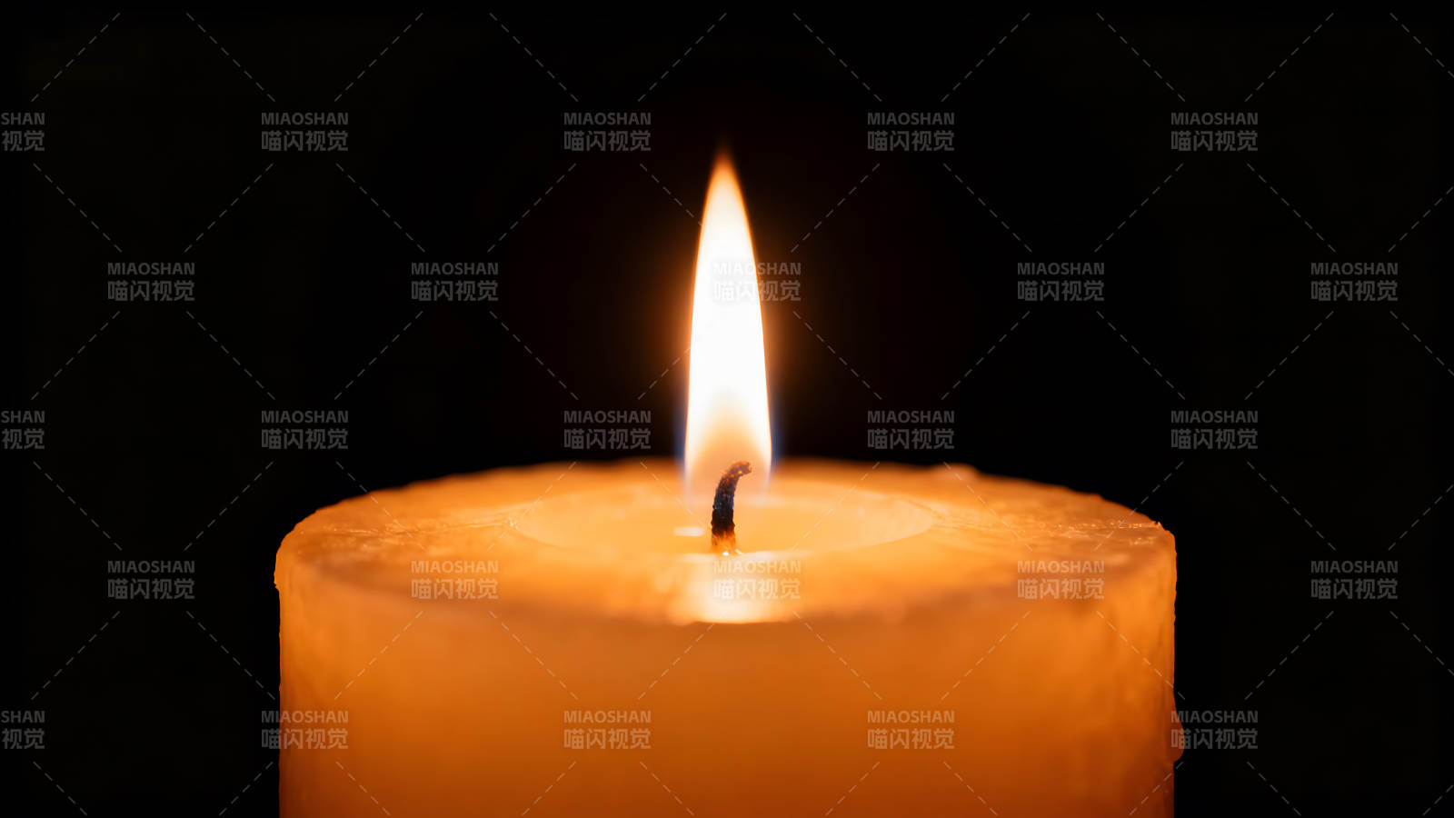 燃烧的蜡烛在黑暗中闪耀图片