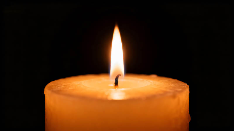 燃烧的蜡烛在黑暗中闪耀图片