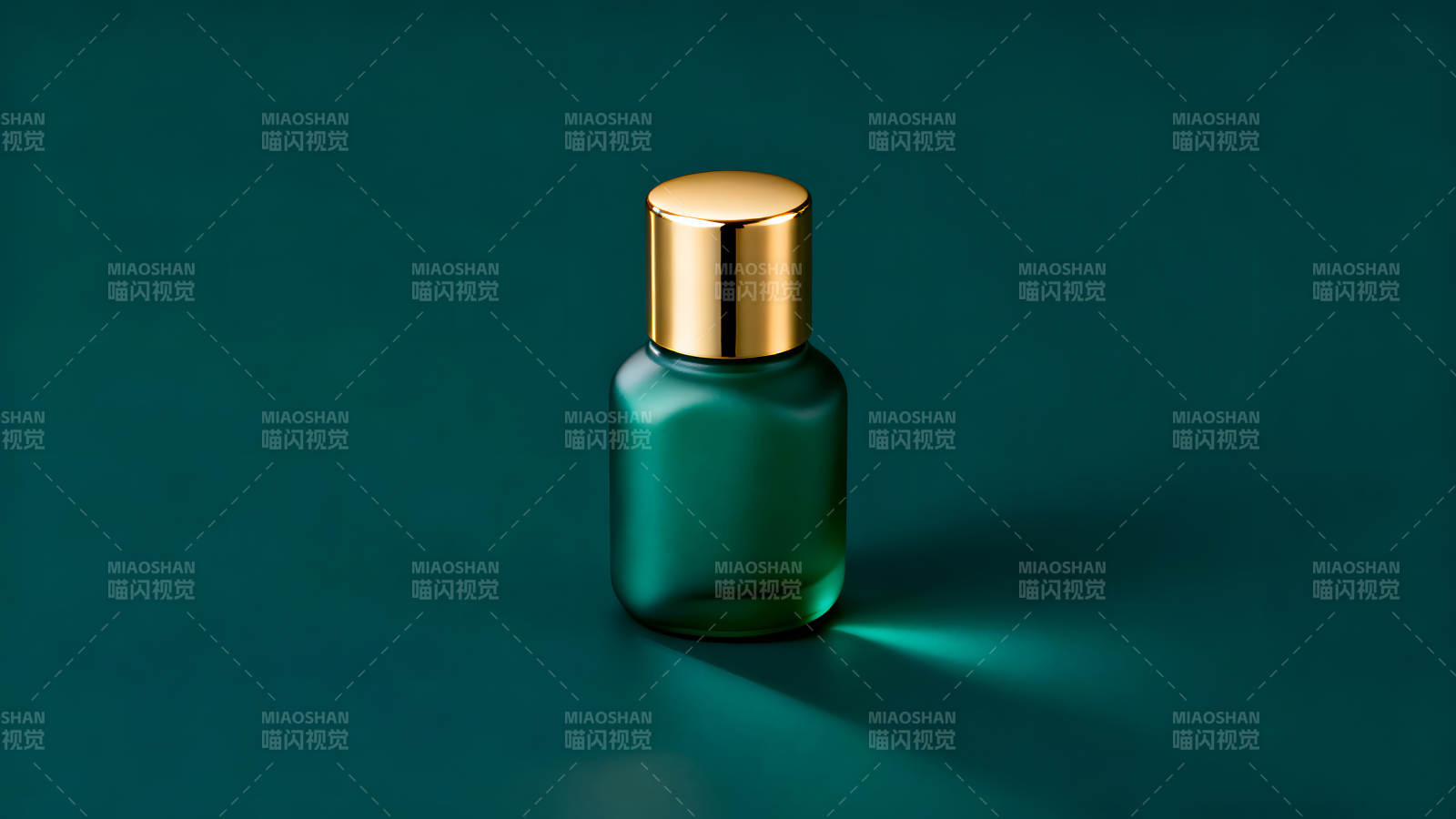 深绿色背景下的绿色瓶子图片