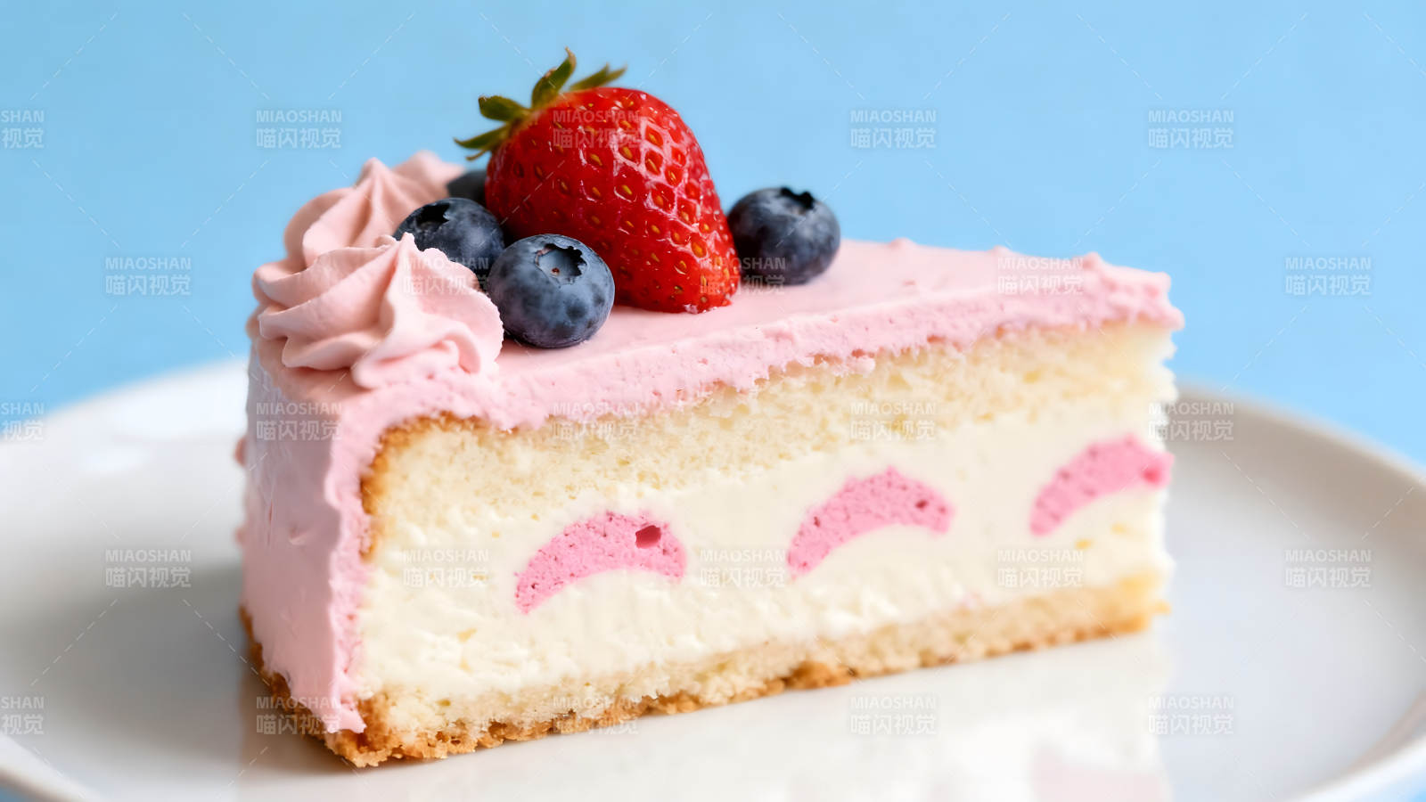 草莓蓝莓蛋糕切片图片