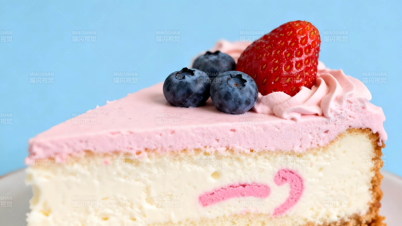 草莓蓝莓蛋糕特写甜蜜诱人图片