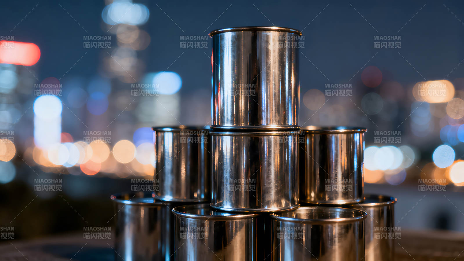 罐子堆叠城市夜景背景反光图片