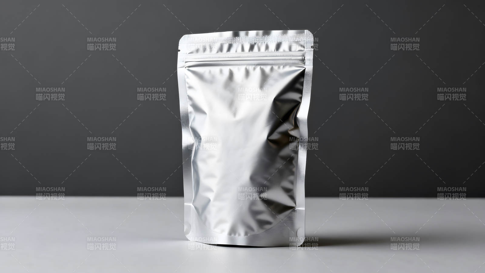 银色包装袋在灰色背景上图片