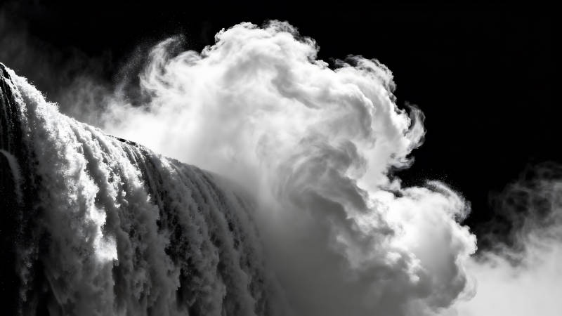 瀑布汹涌水雾弥漫气势磅礴图片